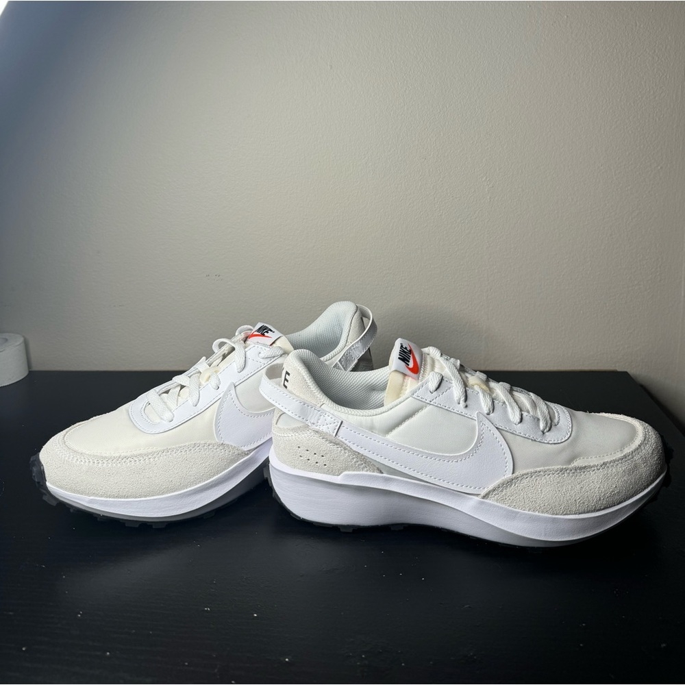 NEW WOMENS SIZE 9 NIKE WAFFLE DEBUT TRAINERS!